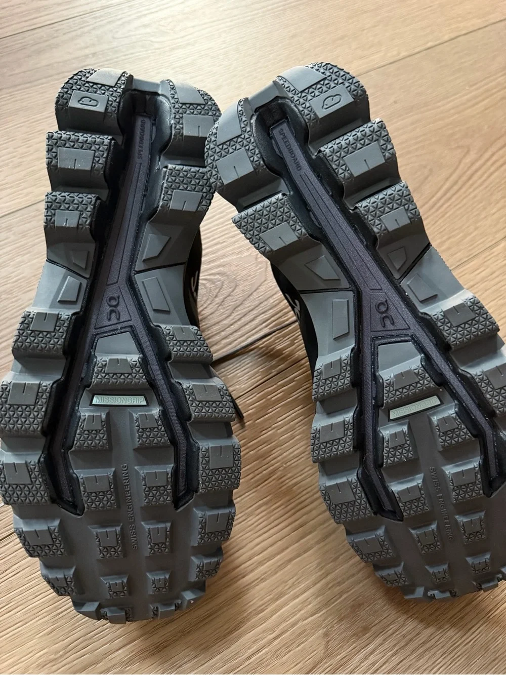 On Cloudventure Waterproof Trail Running Shoes Mens 9 Black Grey Hiking